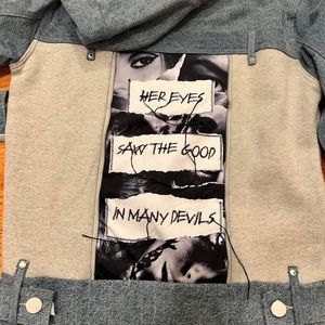 MANIÈRE DE VOIR - Denim Panel Hoodie with Graphic